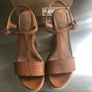 Like New Ugg Fitchie II Sandal Wedge MINT Size 6.5
